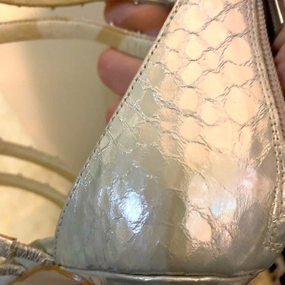 🔮FREE SHIPPING BCBG Dariah Heels Silver Embossed Snake Print Size 9🔮 - Picture 4 of 7